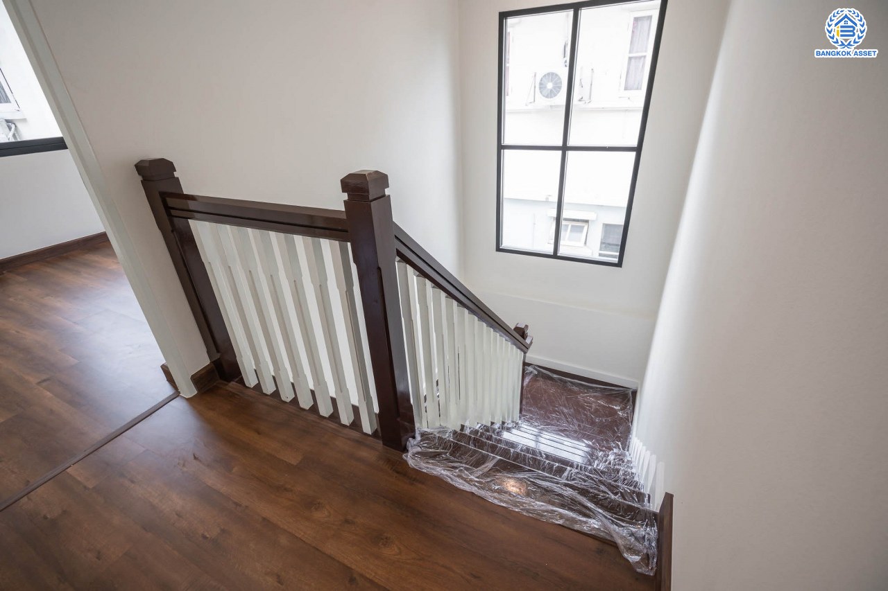 บ้านมือสองตกแต่งใหม่ โครงการ ชัยพฤกษ์ ทวีวัฒนา แบรนด์ LH เนื้อที่ 51 ตร.ว. ตอบโจทย์ทุกการอยู่อาศัย ด้วยฟังก์ชัน 3 ห้องนอน 2 ห้องน้ำ 1 ที่จอดรถ บนทำเลศักยภาพ เชื่อมต่อทางคู่ขนานลอยฟ้าบรมราชชนนี ใกล้ ม.มหิดล และเซ็นทรัลศาลายา